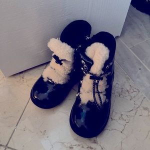 Toddler excellent condition Ugg boots size 7t.